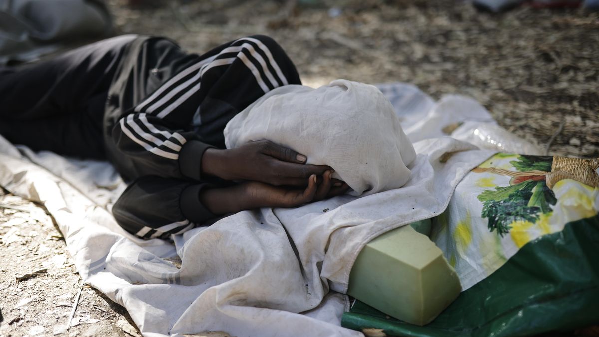 Una persona migrante descansa en la calle, a 2 de agosto de 2026, en Ceuta (España).