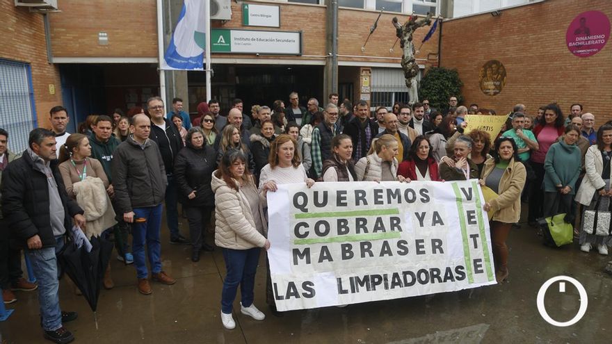 Las limpiadoras de los institutos, camino de dos meses sin cobrar: "Estamos desesperadas"