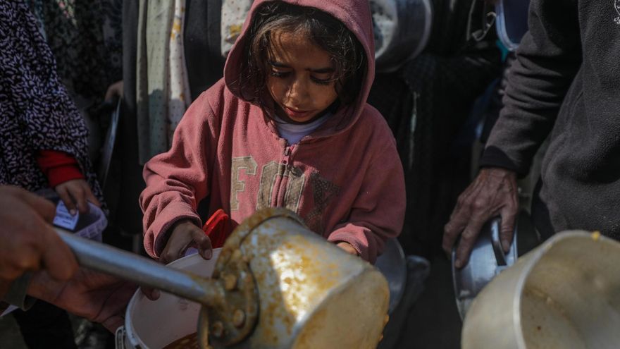 Israel no sólo mata a los gazatíes con bombas: "Privar de alimentos de manera intencionada es un crimen de guerra"