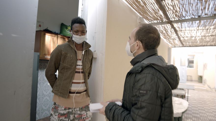 Àlvar Sánchez apoya a personas migrantes a su paso por Nador.