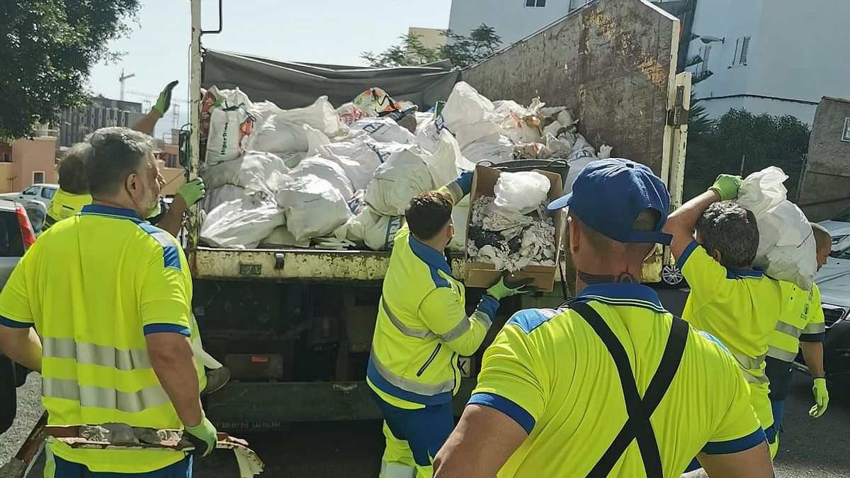 Personal del servicio de limpieza de Las Palmas de Gran Canaria, retirando los escombros.