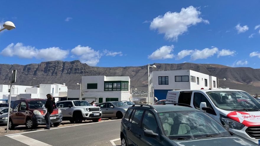 La Caleta de Famara, el pueblo que lucha por conservar su esencia pese a la saturación turística en Lanzarote