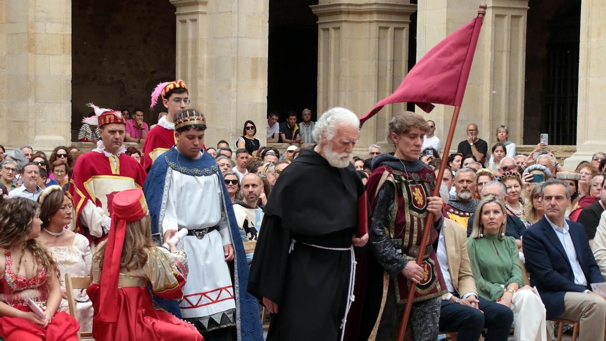 La Asociación Cultural El Trovador Leonés lleva a cabo una representación de las Cortes de 1188 bajo el título ‘Al Alba del Parlamentarismo’. 