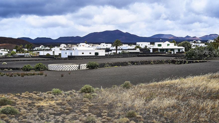 Casitas blancas y huertos de picón en Yaiza.