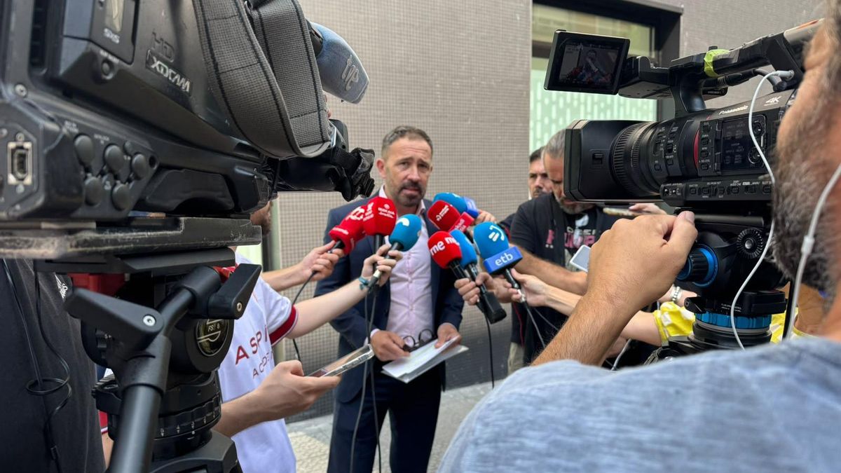 Denis Itxaso en su comparecencia ante los medios este jueves.