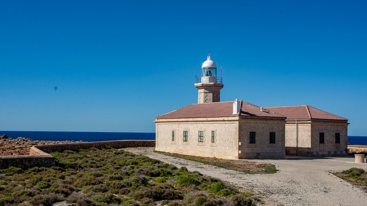 El faro de Punta Nati en la actualidad construido tras el naufragio garantiza un aviso intermitente a 26 millas náuticas desde 1913
