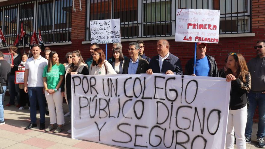 Profesores y padres llevan las protestas para mejorar los centros escolares de León a la Dirección Provincial de Educación