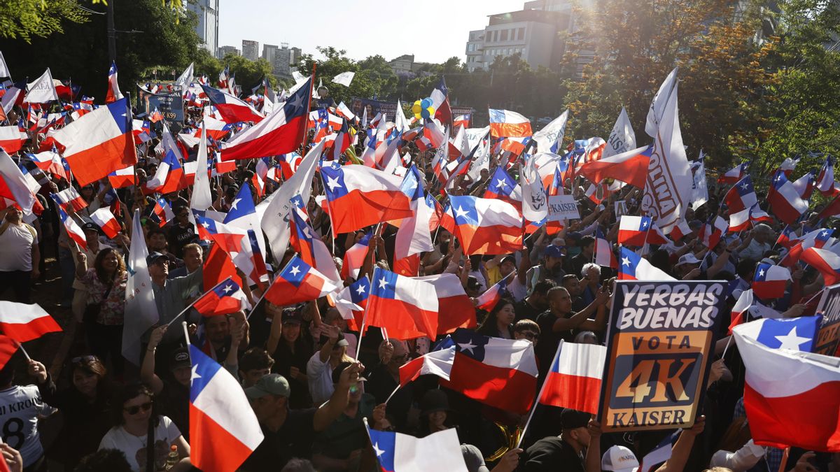 Participantes en un evento de cierre de campaña del candidato presidencial Johannes Kaiser. 