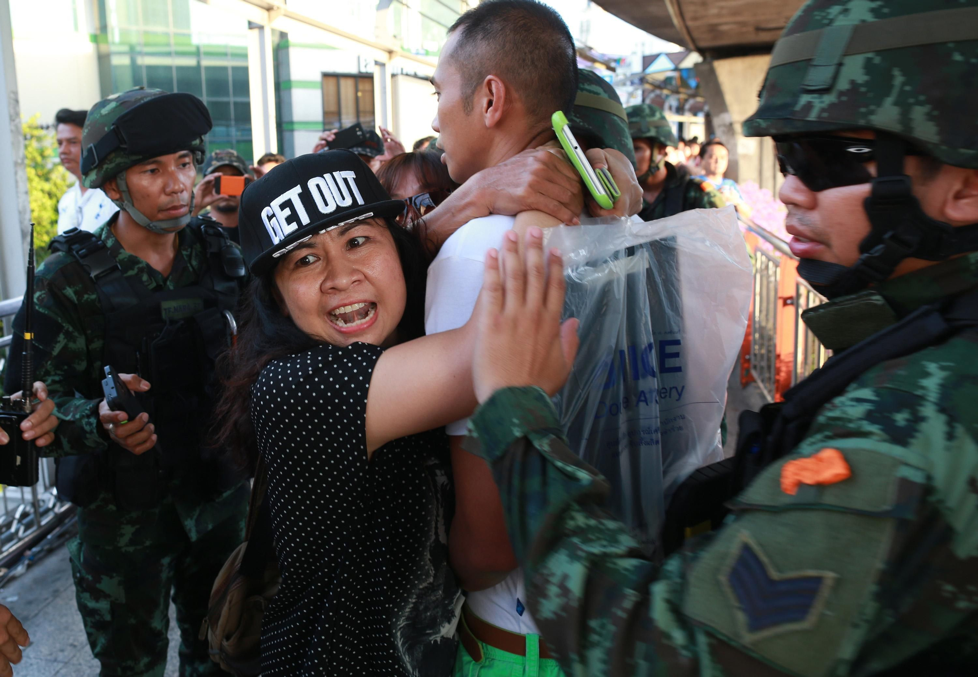 MAYO. Después de un golpe de Estado del ejército tailandés, que fue precedido de manifestaciones masivas, cientos de personas fueron recluidas arbitrariamente en virtud de la ley marcial, que incluía severas restricciones a la libertad de reunión pacífica y de expresión; y se entablaron juicios de civiles en tribunales militares sin derecho de apelación.© Athit Perawongmetha/Reuters/Corbis