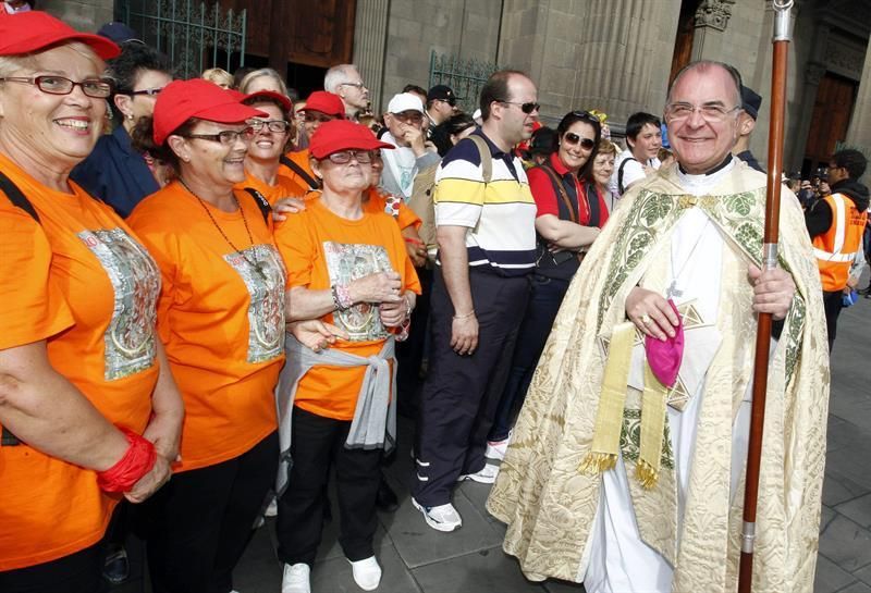 El obispo de la Diócesis de Canarias, Francisco Cases, conversa con varias peregrinas que acompañaron a la Virgen del Pino desde Teror hasta Las Palmas de Gran Canaria durante 25 kilómetros, en su bajada 51 y en conmemoración del centenario de su nombramiento como patrona de la citada Diócesis. EFE/Elvira Urquijo A.