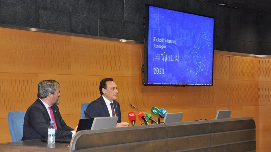 El director del PCT Cartuja, Luis Pérez, y el consejero de Universidades, José Carlos Gómez Villamandos.
