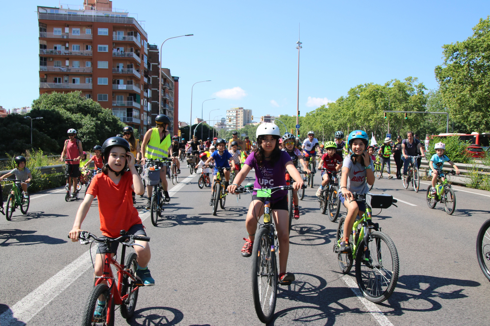 Participantes jóvenes en la Kidical Mass en Barcelona