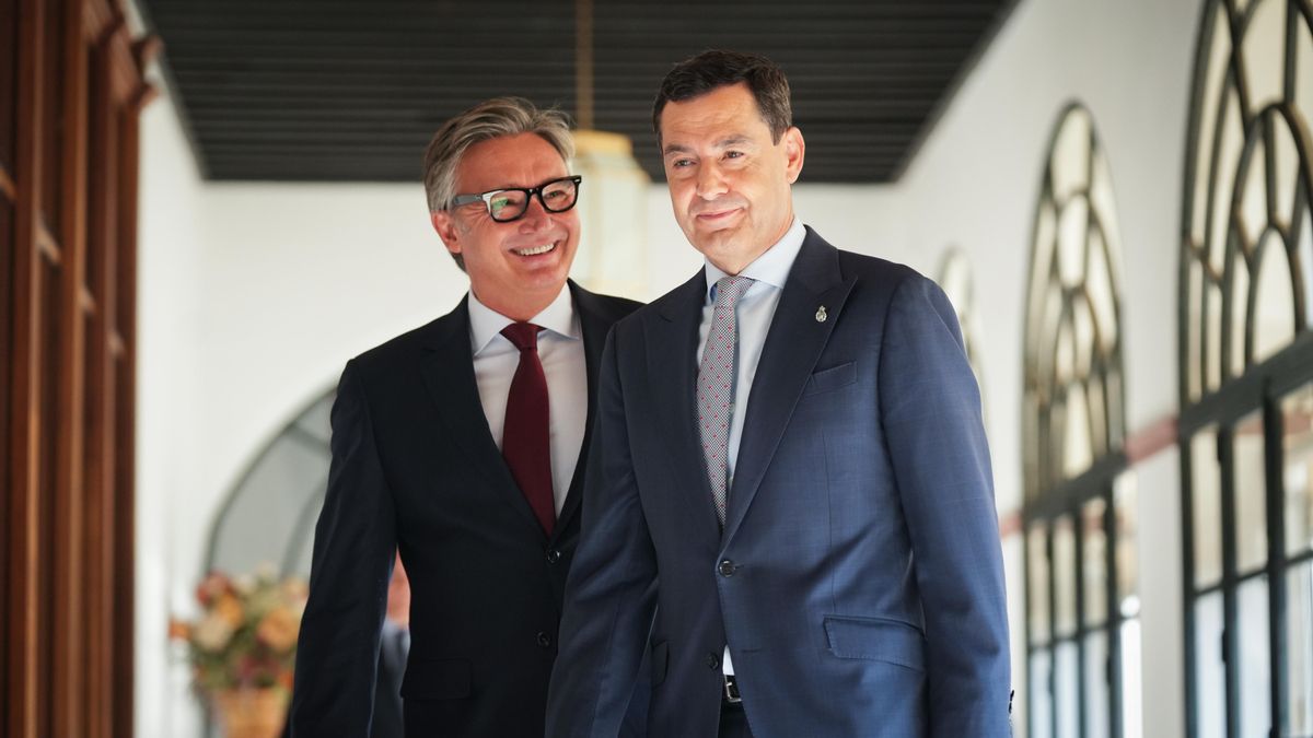 Juanma Moreno y Manuel Gavira, camino de la firma del pacto de gobierno, el pasado jueves, media hora antes de la investidura del líder del PP con los votos de Vox.