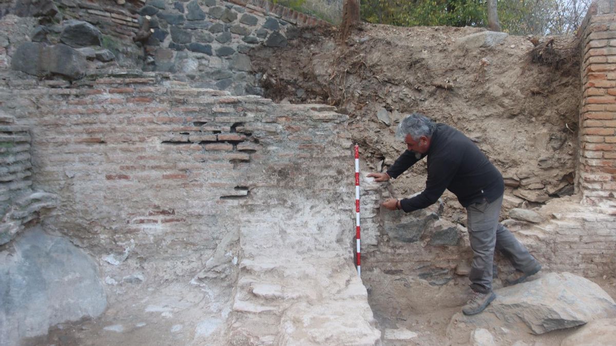 José María Martín Civantos, junto a los restos del artificio de Juanelo Turriano