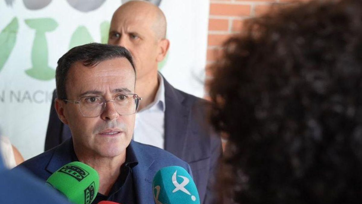 El secretario regional del PSOE, Miguel Ángel Gallardo, en declaraciones a los medios este sábado en Castuera