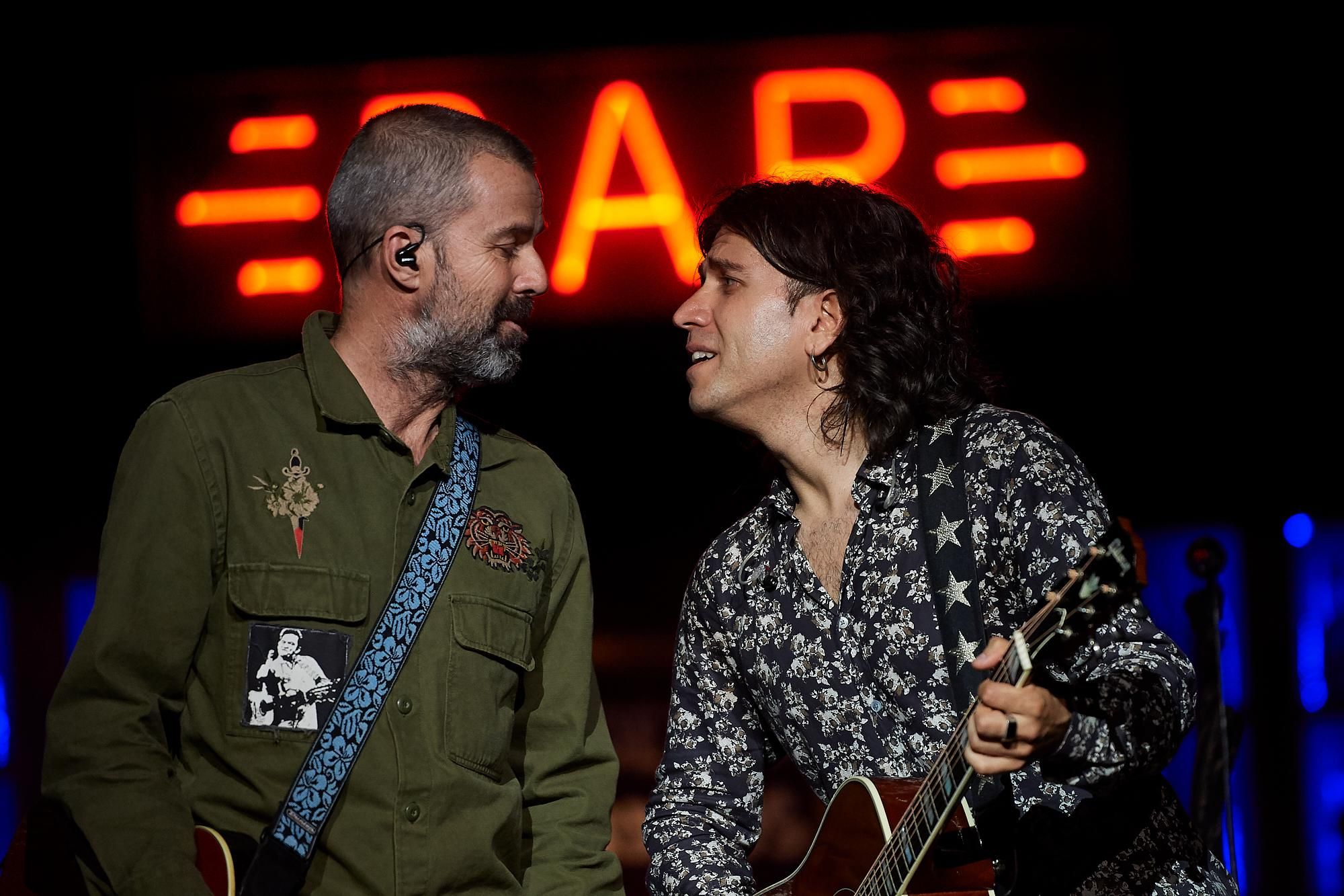 Rulo y Pau Donés acabaron levantando al público con una interpretación a capella. | EL REY LAGARTÓN