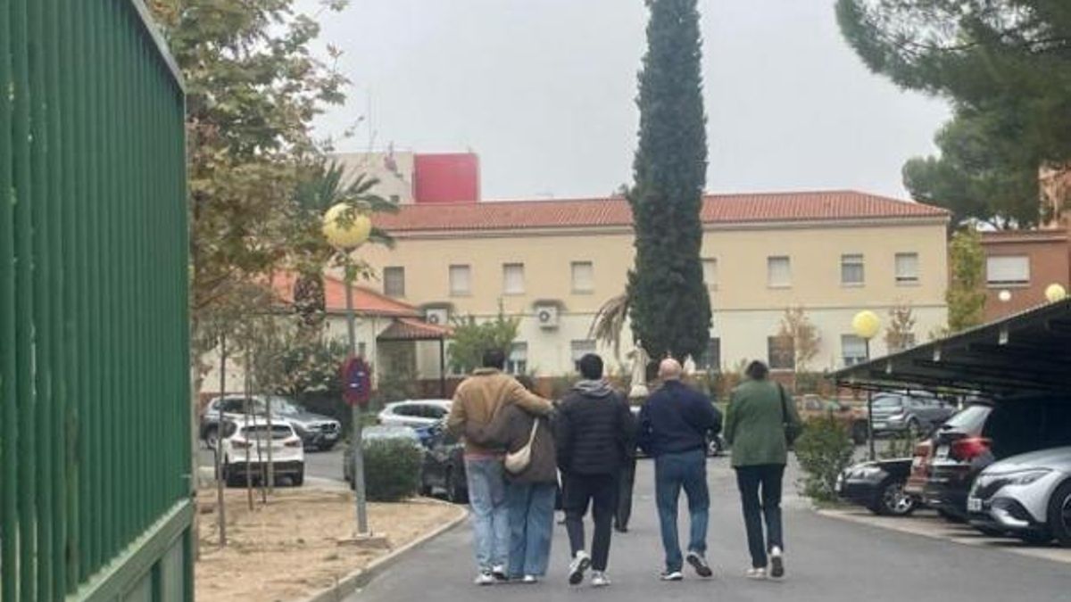 Amigos y familiares llegan al Instituto de Medicina Legal de Toledo