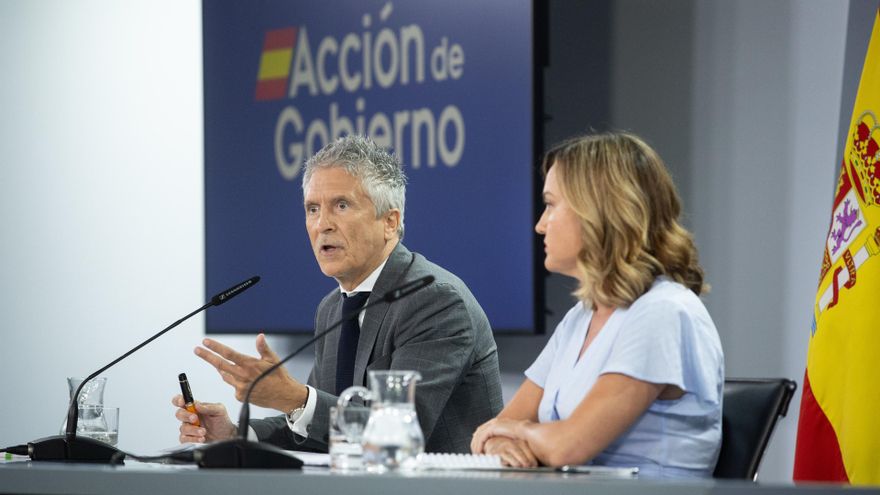 El ministro del Interior, Fernando Grande-Marlaska, junto a la portavoz del Gobierno y ministra de Educación, FP y Deportes, Pilar Alegría