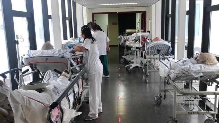 Una sala de espera y un pasillo de tránsito, los últimos  'parches' para aliviar el colapso en urgencias del Insular