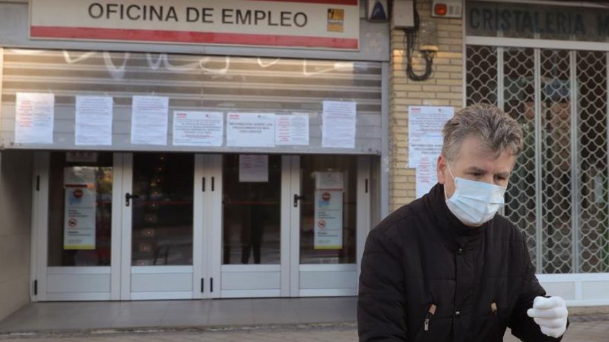 Un hombre pasa ante una oficina de empleo este jueves en Madrid. El paro registrado en marzo creció en más de 300.000 personas, hasta los 3,5 millones de personas, en tanto que la Seguridad Social perdió 833.979 afiliados al cierre del mes por el impacto del COVID-19, lo que supone la mayor caída de su historia y deja el número de cotizantes en 18,4 millones.