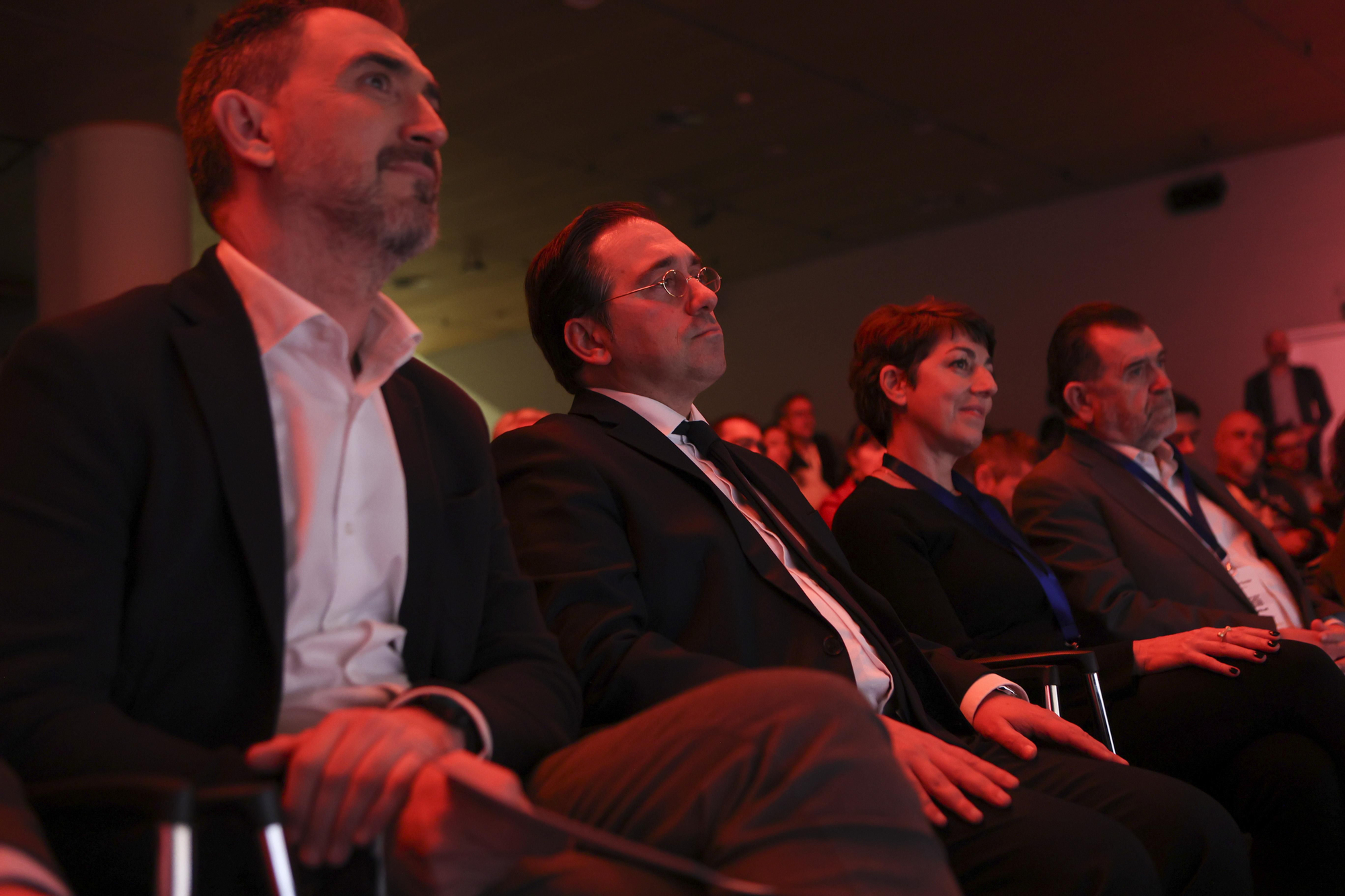 Ignacio Escolar, director de elDiario.es; José Manuel Albares, ministro de Asuntos Exteriores, Unión Europea y Cooperación; Rosalía Lloret, CEO de elDiario.es; y Arsenio Escolar, director de relaciones institucionales de elDiario.es