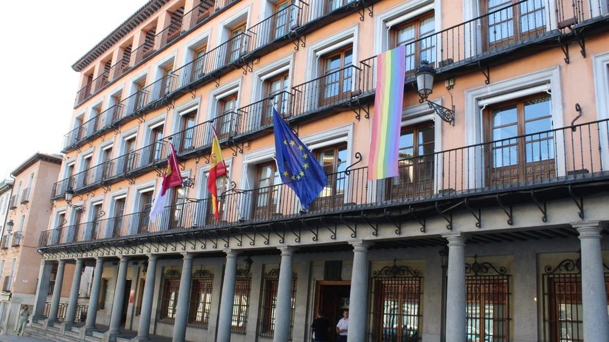 Una pancarta arcoíris ante la negativa del Ayuntamiento de Toledo de iluminar la sede de la Delegación del Gobierno