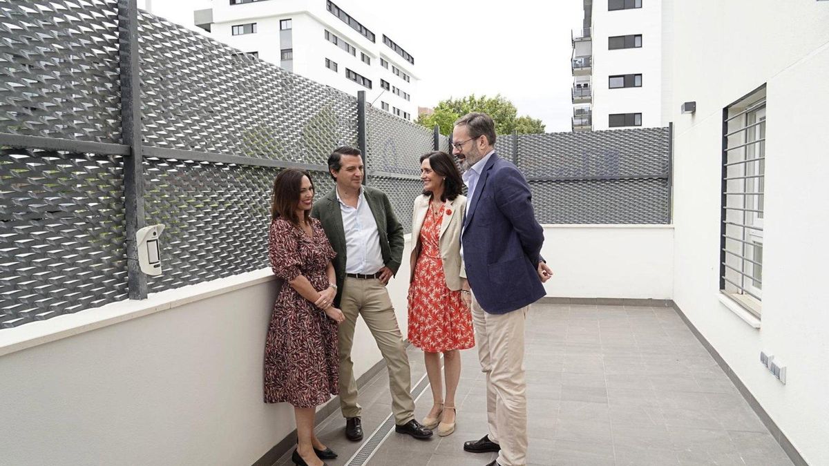Rocío Díaz, José María Bellido, Susana Cayuelas Y Adolfo Molina, Durante La Visita A La Promoción De Viviendas Protegidas De Huerta Santa Isabel En Córdoba.