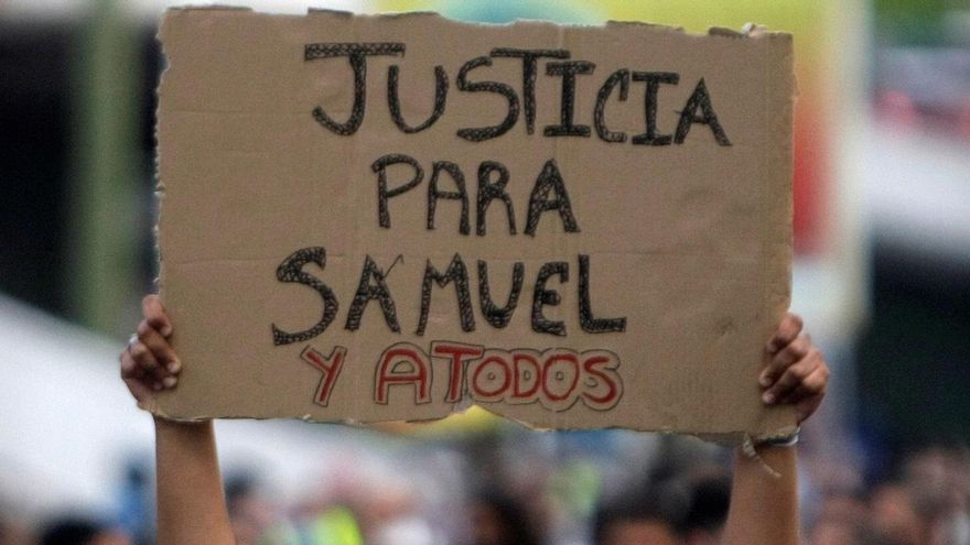 Manifestación que ha recorrido hoy las calles de A Coruña en protesta por el asesinato de Samuel Luiz, donde miles de personas han acudido a la llamada de diversas asociaciones LGTBIQ+ con el lema "Ante el odio y la violencia, no muestres indiferencia" con la que pretenden unificar todas las formas de violencia vividas en la ciudad de A Coruña y de toda España. EFE/ Cabalar