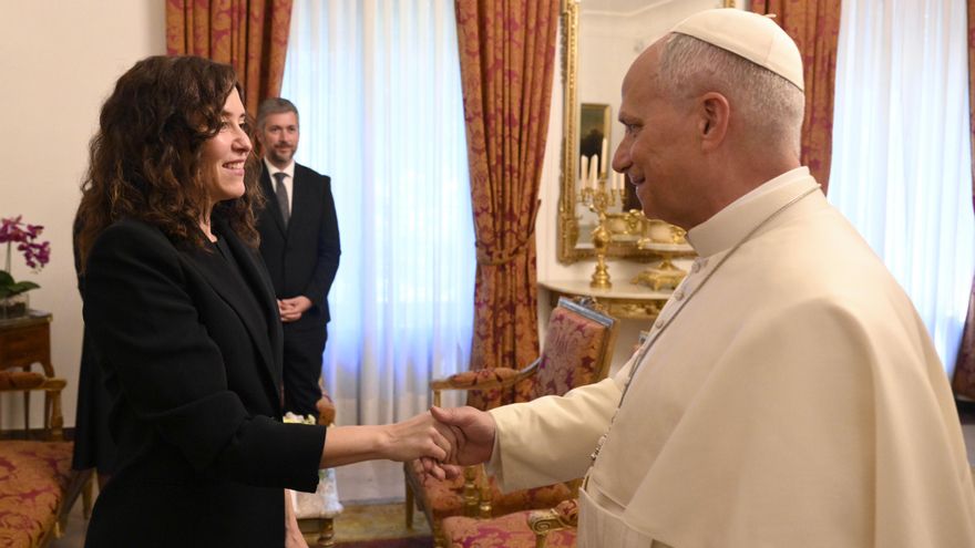 El papa León XIV (d) ha recibido este lunes por la tarde en Nunciatura a la presidenta de la Comunidad de Madrid, Isabel Díaz Ayuso (i), con quien han mantenido un encuentro de quince minutos en una audiencia privada. En la reunión, que se ha celebrado a las 16:00 horas, Díaz Ayuso ha estado acompañada de sus consejeros de Presidencia, Justicia y Administración Local, Miguel Ángel García, y de Familia, Juventud y Asuntos Sociales, Ana Dávila. EFE/ Prensa Comunidad Madrid/ SÓLO USO EDITORIAL/SÓLO DISPONIBLE PARA ILUSTRAR LA NOTICIA QUE ACOMPAÑA (CRÉDITO OBLIGATORIO)