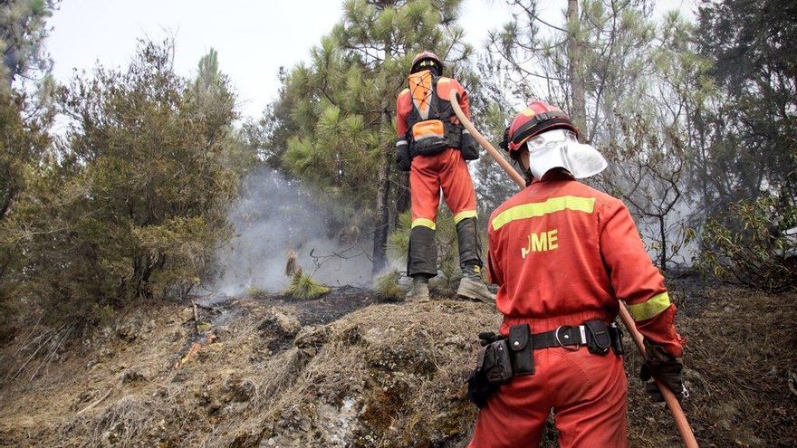 El viento y la orografía, principales enemigos de la UME en el incendio de Tenerife: "Se juntó todo en contra"