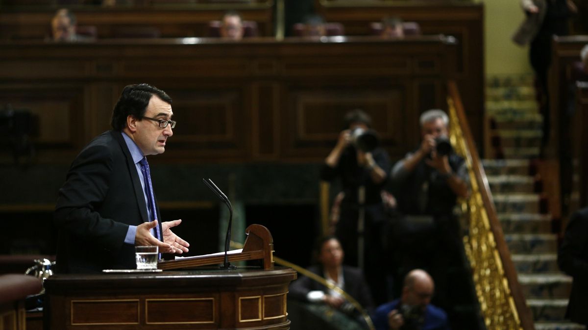 El PNV, sobre los sobresueldos en el PP: "Algunos van en moto y otros vamos andando"