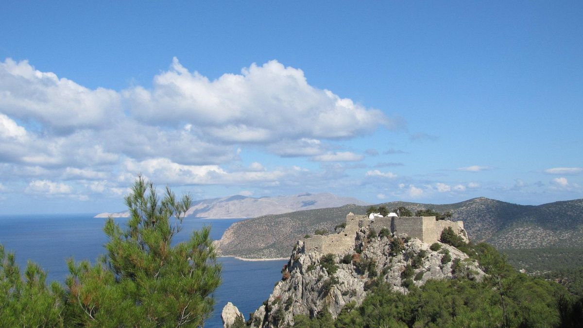 Castillo de Monolithos entre los pinares que cubren el oeste de Rodas.