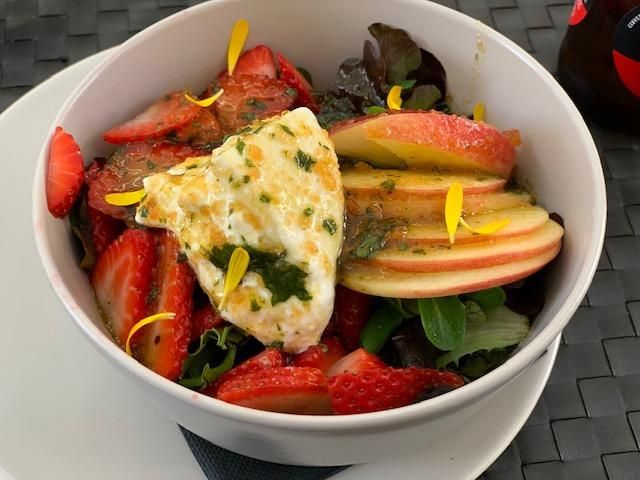 Ensalada de fresas de valsequillo, manzana, brotes y vinagreta de membrillo