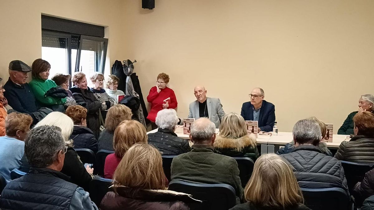 Presentación del libro de Marcelino Álvarez Sánchez, en el centro, en Santa Marina del Rey.