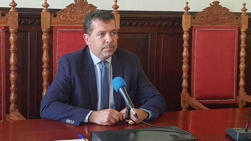 Cabrera a los ediles de CC: “Muy a mi pesar, acabo de firmar los decretos de sus ceses”