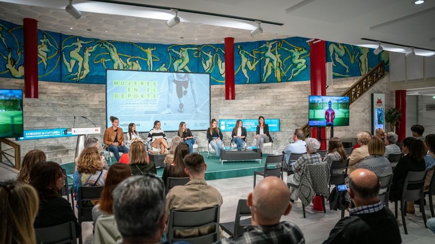 El publico llenó la sala María Blanchard del Palacio de Festivales para escuchar a las deportistas.