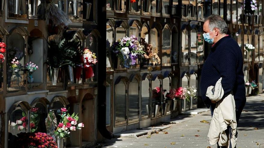 Los familiares visitan el cementerio de Les Corts de Barcelona, este domingo con motivo de las fiestas de todos los Santos. Los españoles conmemoran por primera vez el Día de Todos los Santos entre restricciones a la movilidad y confinamientos que tratan de frenar el avance de la pandemia del coronavirus, que deja ya cifras récord de contagios en varias comunidades autónomas.