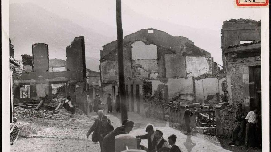 "Potes, la mártir. Otro aspecto de la destrucción del pueblo, por el salvajismo rojo, con gasolina y bombas de mano". 5-9-37