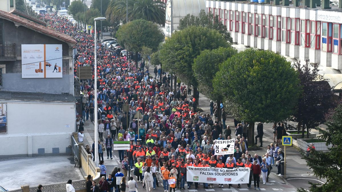Cientos de personas durante la manifestación de la plantilla de Bridgestone con destino Torrelavega. Archivo.