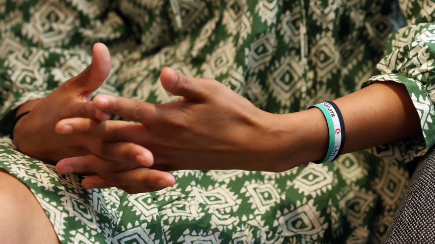 Detalle de las manos de Tesh Sidi.