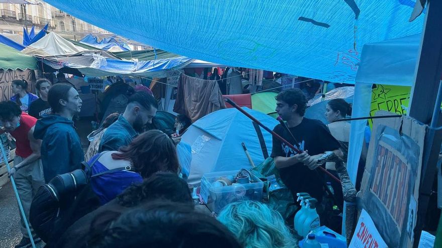 Lluvia en la acampada de Sol el 6 e octubre de 2026