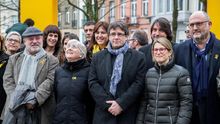 El expresident de la Generalitat, Carles Puigdemont, con sus exconsellers Lluís Puig y Clara Ponsatí