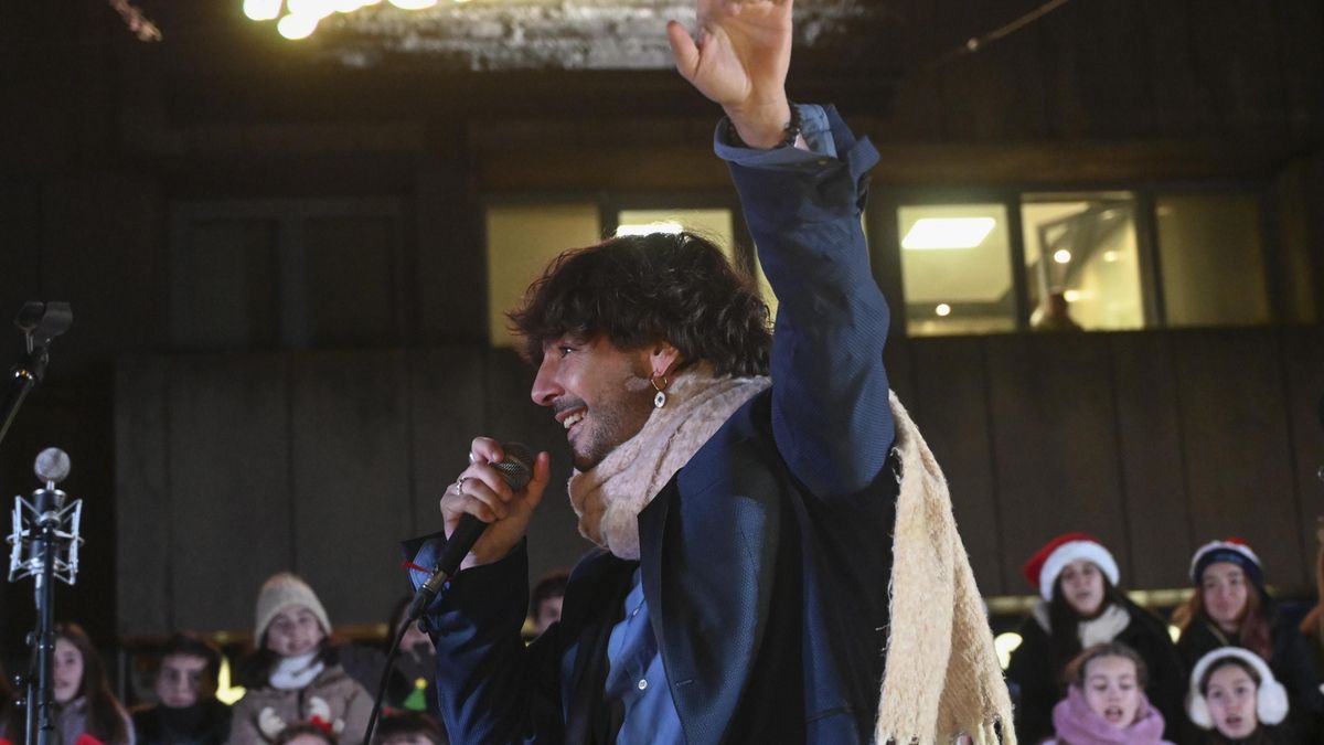 El cantante leonés Polo Nández en el encendido de las luces de Navidad de León capital.