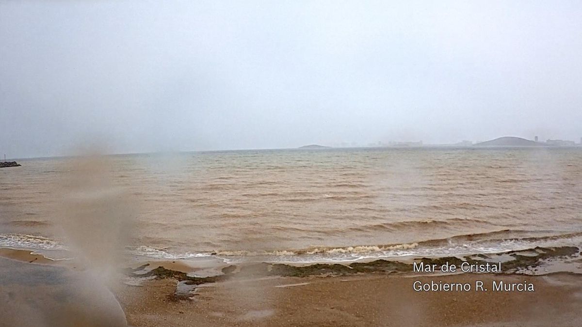 Vista de la playa de Mar de Cristal, en la vertiente suroeste del Mar Menor, con el agua marrón por los aportes constantes del exterior, a las siete de la tarde del viernes.