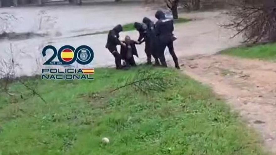 Captura del vídeo en el que los agentes rescatan a una persona en el río con signos de desorientación