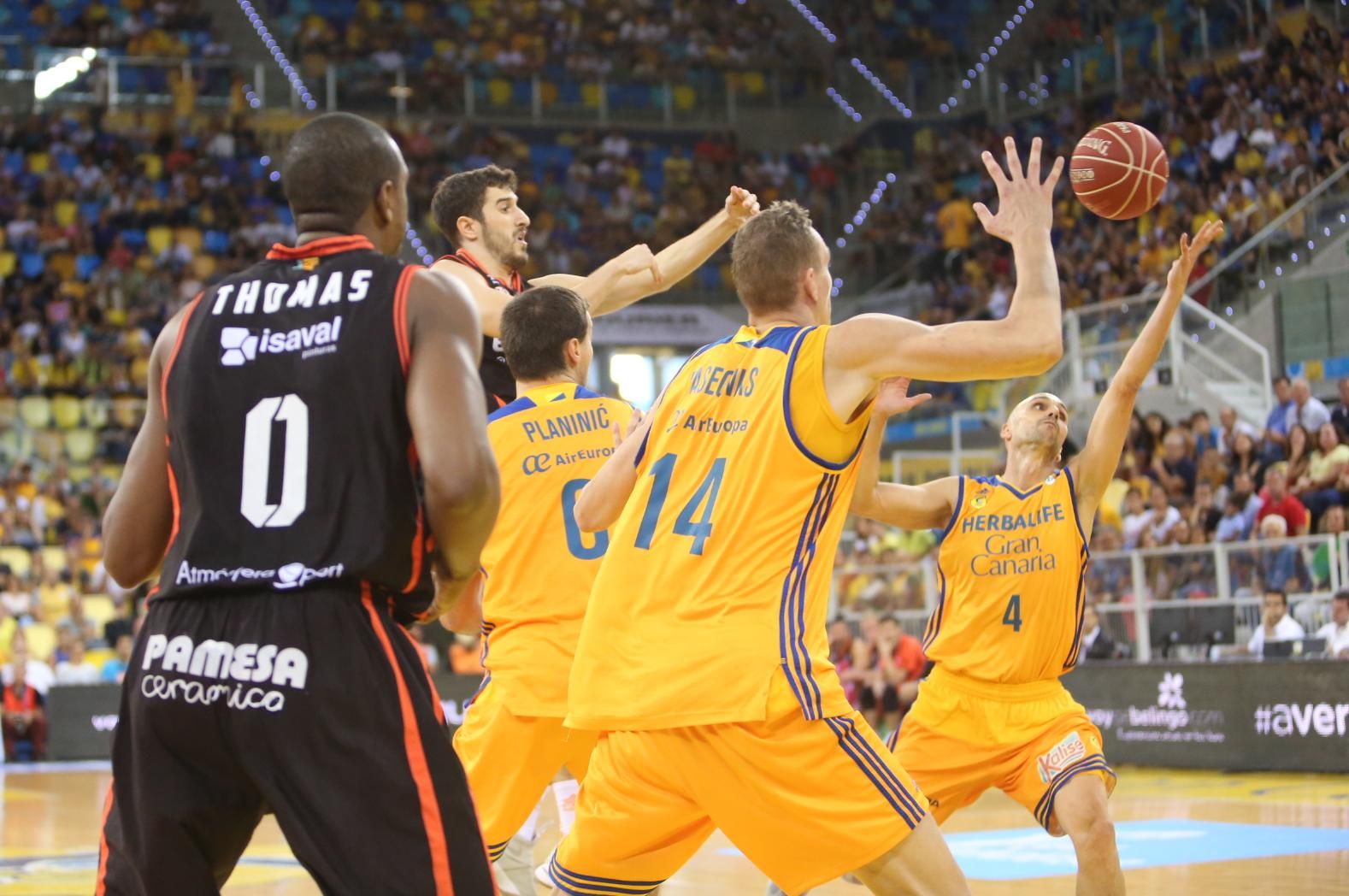 Imagen del encuentro entre el Herbalife Gran Canaria y el Valencia Basket