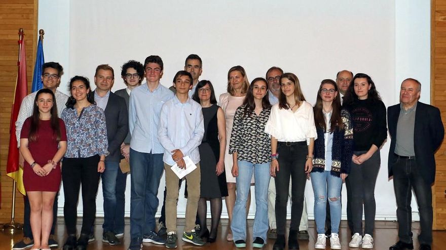 Miriam Chacón / ICAL La consejera de Economía y Hacienda, Pilar del Olmo, y el consejero de Educación, Fernando Rey, junto a los ganadores de los XVII Premios de Estadística de Castilla y León