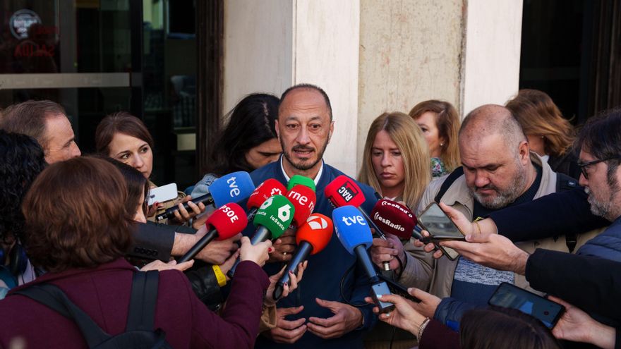 El secretario de Política Institucional y Formación de la CEF del PSOE, Alfonso Rodríguez Gómez de Celis, ofrece declaraciones a los medios, en la puerta del PSOE, a 7 de abril de 2025, en Madrid (España).