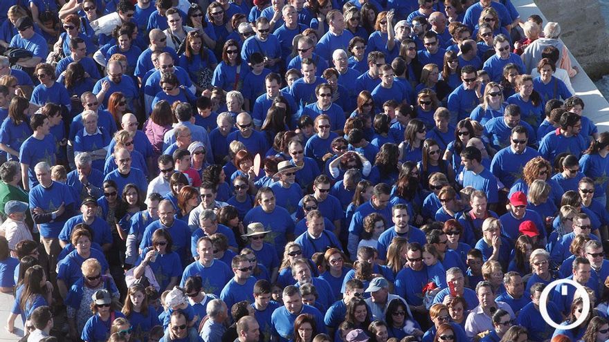 La marea azul toma el Puente Romano en un acto por la Capitalidad Cultural 2016