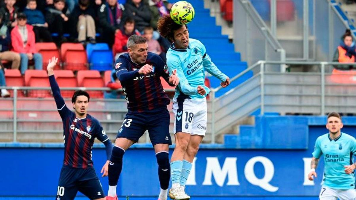 Las Palmas acerca al Eibar a la promoción